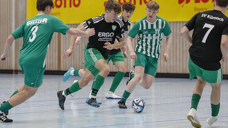 Das war Pech: Nur wegen des schlechteren direkten Vergleichs verpasste Großbardorf das Halbfinale. In dieser Szene versuchen Nathan Wirth (links) und Marvin Strauß (Zweiter von rechts) die Kürnacher Sebastian Galm (am Ball) und Felix Wolf (rechts)... Das war Pech: Nur wegen des schlechteren direkten Vergleichs verpasste Großbardorf das Halbfinale. In dieser Szene versuchen Nathan Wirth (links) und Marvin Strauß (Zweiter von rechts) die Kürnacher Sebastian Galm (am Ball) und Felix Wolf (rechts)...