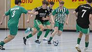 Das war Pech: Nur wegen des schlechteren direkten Vergleichs verpasste Großbardorf das Halbfinale. In dieser Szene versuchen Nathan Wirth (links) und Marvin Strauß (Zweiter von rechts) die Kürnacher Sebastian Galm (am Ball) und Felix Wolf (rechts)...