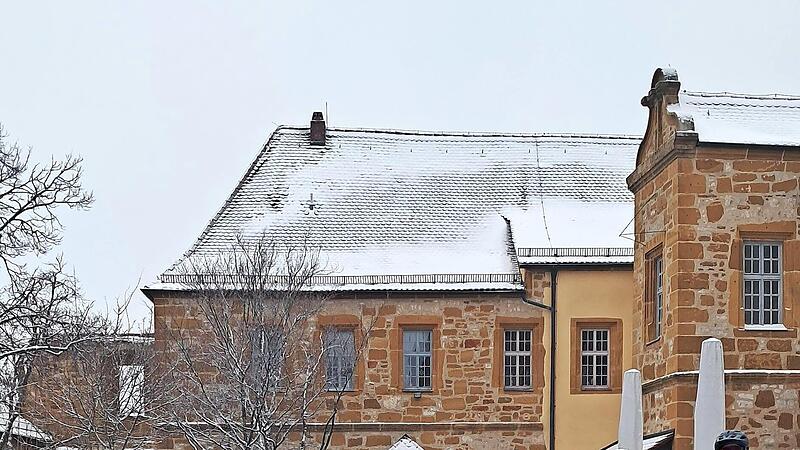 Einige Bezwinger der Giechburg mit ihren Fahrr&auml;dern im Burghof.
