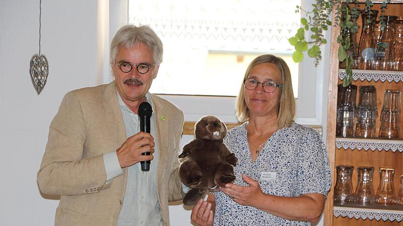 Der Landesvorsitzende des Bundes Naturschutz Bayern, Richard Mergner, überreichte der Zweiten Vorsitzenden der BN-Kreisgruppe Kronach als neues Maskottchen einen  Plüschbiber.
