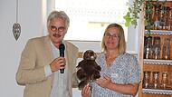 Der Landesvorsitzende des Bundes Naturschutz Bayern, Richard Mergner, überreichte der Zweiten Vorsitzenden der BN-Kreisgruppe Kronach als neues Maskottchen einen  Plüschbiber.