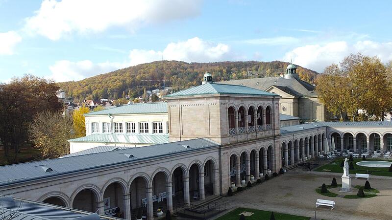 Arkadenbau, Kurgarten und Regentenbau sind das Herz der Bad Kissinger Kur. Dafür, dass der Betrieb dort läuft, ist die Staatsbad GmbH zuständig. Und die wird ab 2026 komplett im Eigentum der Stadt sein, der Freistaat gibt seine Anteile ab. Arkadenbau, Kurgarten und Regentenbau sind das Herz der Bad Kissinger Kur. Dafür, dass der Betrieb dort läuft, ist die Staatsbad GmbH zuständig. Und die wird ab 2026 komplett im Eigentum der Stadt sein, der Freistaat gibt seine Anteile ab.