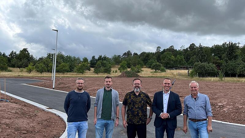 Bei einem Ortstermin haben sich (von links) Thomas Kirchner (Bauorganisation Markt Oberthulba), Lukas Müller (Firma Müller Bau), Matthias Kirchner (Planungsbüro Kirchner), Mario Götz (BGM) und Elmar Sell (Ortsbeauftragter) ein Bild vom neuen Bauge...