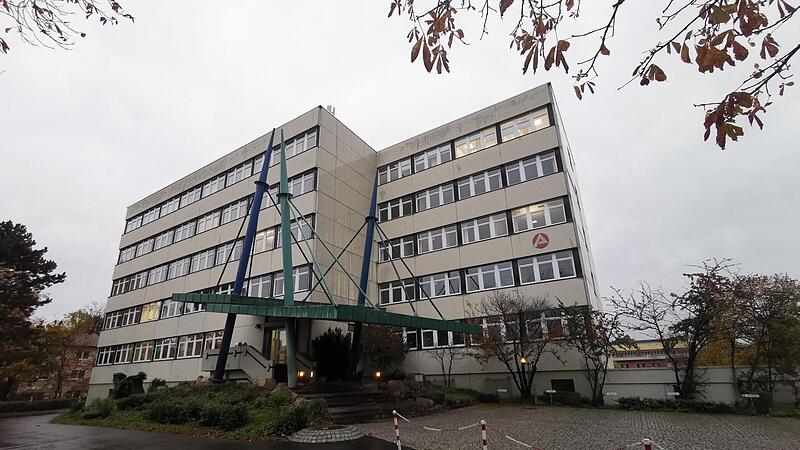 Auch aus der Forchheimer Zweigstelle der Agentur f&uuml;r Arbeit gibt es laut der Zentrale des Agenturbezirks gute Nachrichten zum Ausbildungsmarkt. Zwar gab es im vergangenen Jahr weniger Stellen. Daf&uuml;r nahm aber auch die Zahl der offenen Stellen deut...Forchheim & Fr&auml;nkische Schweiz