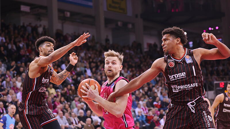 Der Ex-Bonner Till Pape (Mitte) hat im Sommer in Frankfurt unterschrieben.