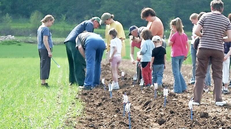 Jugendarbeit wird im OGV Ro&szlig;stadt gro&szlig;geschrieben. Unser Bild entstand bei einer gro&szlig;en Kartoffel-Aktion im Jahr 2005.
