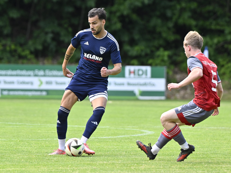 Aykut Civelek (am Ball) muss nach seiner Roten Karte wegen Beleidigung nur ein Spiel aussetzen.