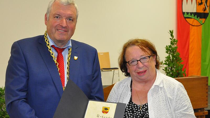 B&uuml;rgermeister J&uuml;rgen Hennemann ehrte Brunhilde Giegold f&uuml;r ihren vielf&auml;ltigen Einsatz zum Wohl der Stadt Ebern.