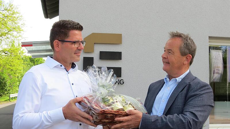 Geschäftsführer Matthias Rott (r.) bedankte sich bei Peter Schneider für dessen 30-jährige Tätigkeit bei Eurodur.
