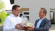 Geschäftsführer Matthias Rott (r.) bedankte sich bei Peter Schneider für dessen 30-jährige Tätigkeit bei Eurodur.