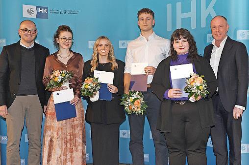 Pr&uuml;fungsbeste (von links): Mathias Schuch (Wirtschaftsf&ouml;rderung - Stadt Erlangen), Marion Hopfenzitz, Lea D&uuml;tsch, Eike Barth, Maja Heubeck und IHK-Gremiumsvorsitzender Johannes Hofmann.