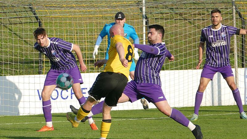 Ein ständiger Unruheherd: Maximilian Weiß traf für Bayern Hof zum zwischenzeitlichen 1:0 gegen den FC Eintracht Bamberg, der im Oberfranken-Derby nach 27 ungeschlagenen Spielen wieder eine Niederlage (1:3) einstecken musste. Ein ständiger Unruheherd: Maximilian Weiß traf für Bayern Hof zum zwischenzeitlichen 1:0 gegen den FC Eintracht Bamberg, der im Oberfranken-Derby nach 27 ungeschlagenen Spielen wieder eine Niederlage (1:3) einstecken musste.