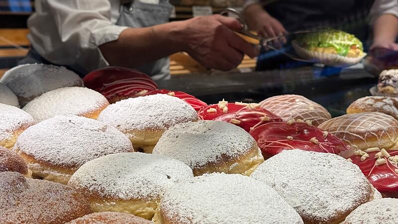 So lecker schaut heuer die Krapfentheke im Brothaus am Forchheimer Bahnhof aus.