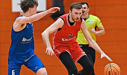 Niko Reichmann (rechts) ist einer der erfahrenen Leistungstr&auml;ger im Trikot von Basketball-Regionalligist DJK Eggolsheim.