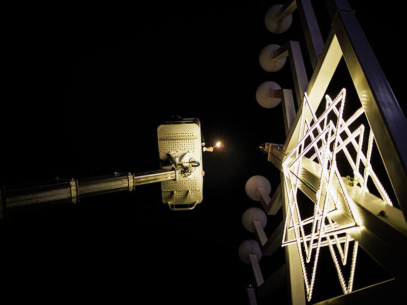 Entzünden der ersten Chanukka-Kerze Entzünden der ersten Chanukka-Kerze