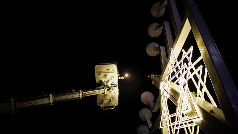 Entzünden der ersten Chanukka-Kerze Entzünden der ersten Chanukka-Kerze