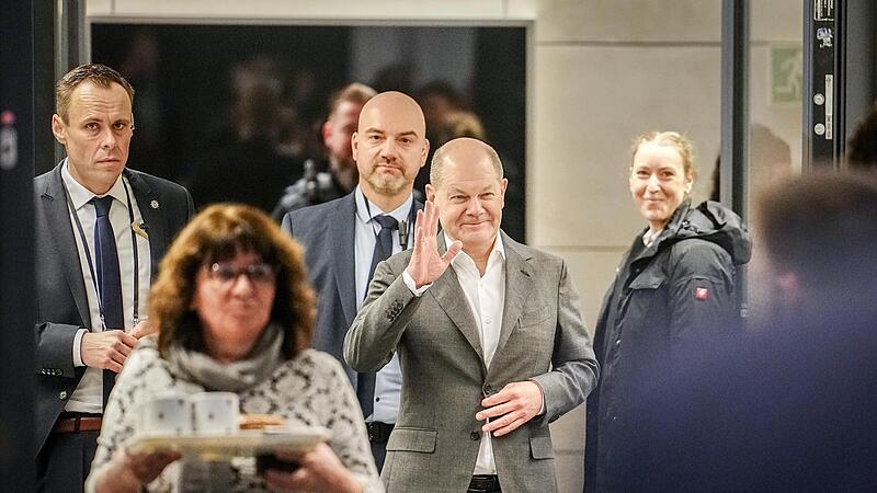 Wenn er gerade nicht &uuml;ber den Haushalt verhandelt, nimmt Bundeskanzler Scholz andere Termine wahr: Hier kommt er zur Fraktionssitzung der SPD.