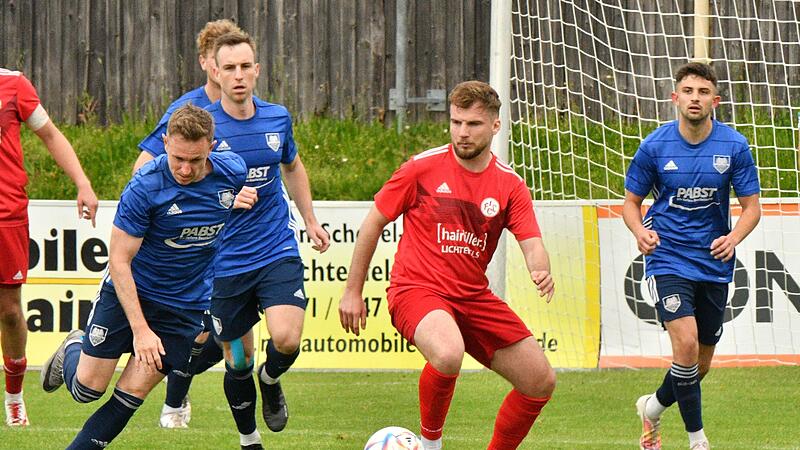 Bestimmte in den vergangenen beiden Saisons noch im Lichtenfelser Dress das Spielgeschehen: Johannes Bauer (2.v.r.)
