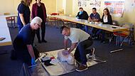 Unter Anleitung von Erste-Hilfe-Ausbilder Jens Enderlein erlernt Rüdiger Wachter den richtigen Umgang mit dem Defibrillator. Mit im Bild sind (von links) Alexandra Lemnitzer, Leiterin der Abteilung Ausbildung, sowie Christina Härtlein von der Firm...