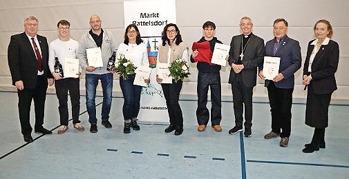 V.l.: B&uuml;rgermeister Andreas Schneiderbanger mit den Geehrten Paul M&uuml;ller, Thilo K&uuml;mmelmann, Petra Tscherner, Barbara Schneiderbanger, Jan Friedrich, Prof. Dr. Ludwig Schick, Manfred Jungkuns und der 3. B&uuml;rgermeisterin Sabina Sitzmann-Simon.