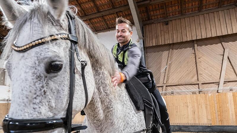 Sportredakteur Daniel Ruppert alias Rup in Gefahr macht Bekanntschaft mit dem Schimmelhengs Grey Grannus.
