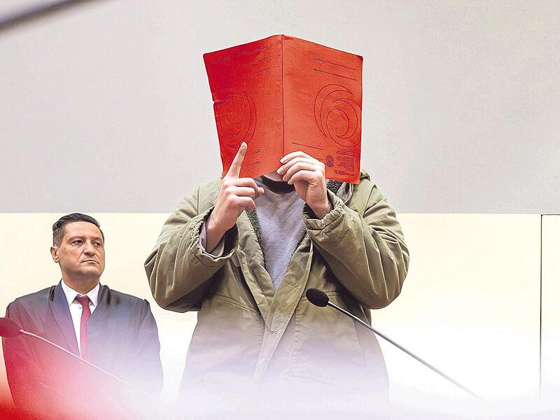 Zu Beginn des Prozesses verdeckte der Angeklagte sein Gesicht und zeigte den &bdquo;Islamistenfinger&ldquo;.