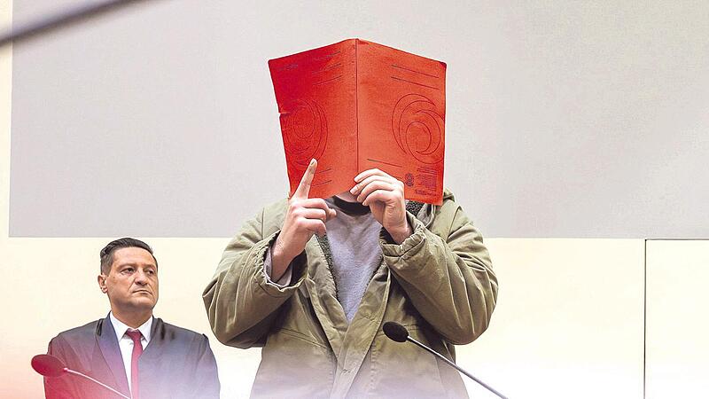 Zu Beginn des Prozesses verdeckte der Angeklagte sein Gesicht und zeigte den &bdquo;Islamistenfinger&ldquo;.