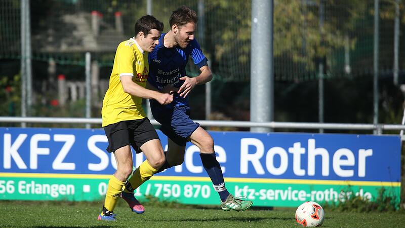M&ouml;hrendorfs Jonas Hartmann (links) l&auml;uft Mirko W&ouml;hner ab. Der Vorletzte der Kreisliga 1 ER/PEG gewann den Krisengipfel gegen Hallerndorf.