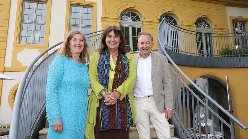 Auf der Freitreppe des Aufse&szlig;h&ouml;fleins: Gastgeber und Protagonisten Andrea und Stephan Fiedler mit Sybille Kraft (Mitte).