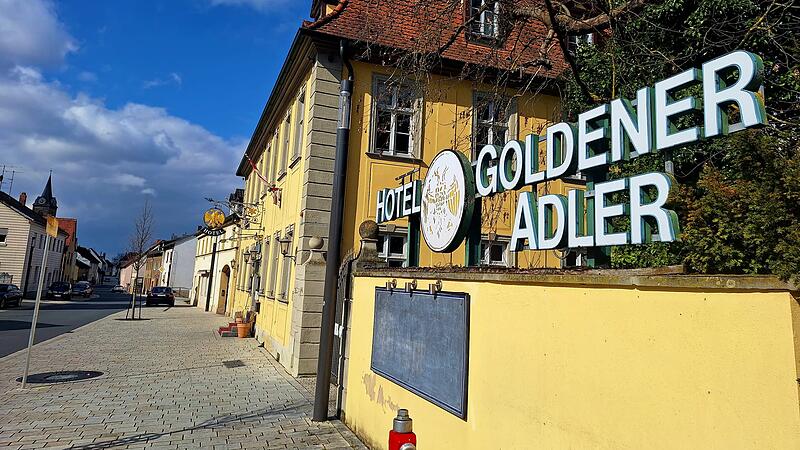 Das Hotel &bdquo;Goldener Adler" in Hallstadt wird aktuell zum Kauf angeboten.