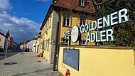 Das Hotel „Goldener Adler" in Hallstadt wird aktuell zum Kauf angeboten.