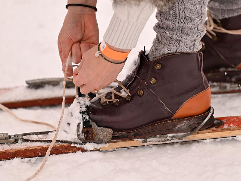 &laquo;Nostalski&raquo;-Rennen 2026 mit Skiern aus Holzlatten