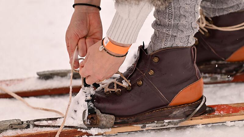 &laquo;Nostalski&raquo;-Rennen 2026 mit Skiern aus Holzlatten