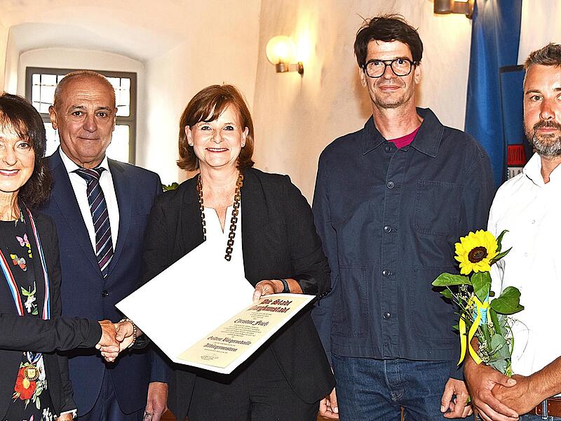 Christine Frieß wurde mit der goldenen Bürgermedaille und der Ehrenbezeichnung „Altbürgermeisterin“ ausgezeichnet. Die Ehrung nahm Bürgermeisterin Susanne Bock von Wülfingen im Beisein von stellvertretendem Landrat Robert Hümmer sowie der weiteren... Christine Frieß wurde mit der goldenen Bürgermedaille und der Ehrenbezeichnung „Altbürgermeisterin“ ausgezeichnet. Die Ehrung nahm Bürgermeisterin Susanne Bock von Wülfingen im Beisein von stellvertretendem Landrat Robert Hümmer sowie der weiteren...
