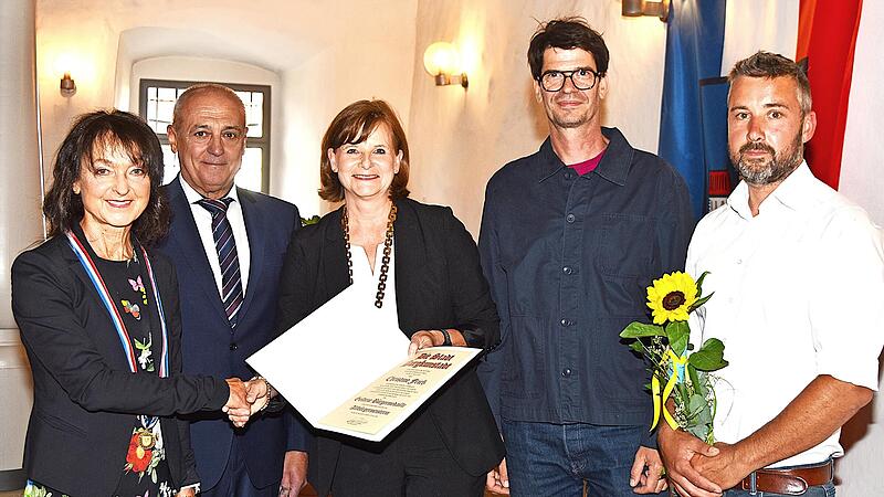 Christine Frieß wurde mit der goldenen Bürgermedaille und der Ehrenbezeichnung „Altbürgermeisterin“ ausgezeichnet. Die Ehrung nahm Bürgermeisterin Susanne Bock von Wülfingen im Beisein von stellvertretendem Landrat Robert Hümmer sowie der weiteren... Christine Frieß wurde mit der goldenen Bürgermedaille und der Ehrenbezeichnung „Altbürgermeisterin“ ausgezeichnet. Die Ehrung nahm Bürgermeisterin Susanne Bock von Wülfingen im Beisein von stellvertretendem Landrat Robert Hümmer sowie der weiteren...