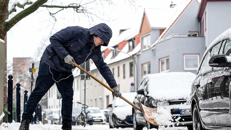 Sobald die ersten Flocken fallen beginnt das große Räumen – nicht zur besonderen Freude derjenigen, die dann  schaufeln müssen.