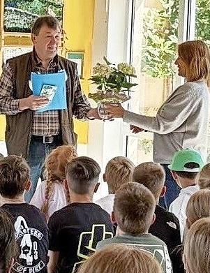 Die Verabschiedung an Riedenbergs Grundschule rührte den ehemaligen Bürgermeister Roland Römmelt sehr. Die Verabschiedung an Riedenbergs Grundschule rührte den ehemaligen Bürgermeister Roland Römmelt sehr.