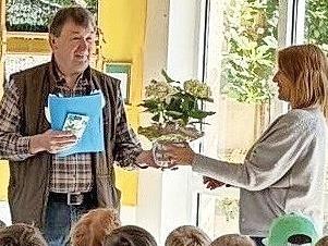 Die Verabschiedung an Riedenbergs Grundschule r&uuml;hrte den ehemaligen B&uuml;rgermeister Roland R&ouml;mmelt sehr.