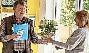 Die Verabschiedung an Riedenbergs Grundschule r&uuml;hrte den ehemaligen B&uuml;rgermeister Roland R&ouml;mmelt sehr.
