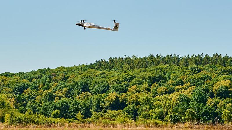 Diese Drohne mit einer Spannweite von etwa 2 Metern sammelt Informationen, um Bambergs B&auml;ume besser zu sch&uuml;tzen.
