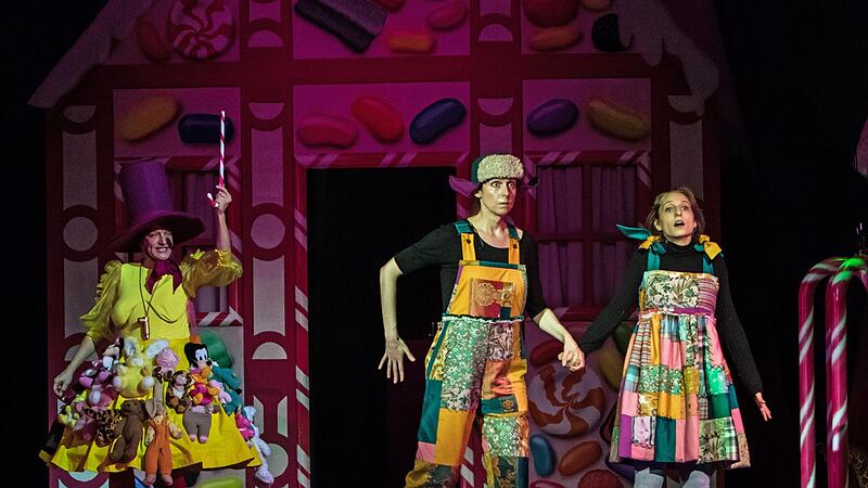 Kunterbunte Märchenoper: Probenszene aus Engelbert Humperdincks „Hänsel und Gretel“ im Globe Coburg mit Dirk Mestmacher als Hexe, Emily Lorini als Hänsel und Francesca Paratore als Gretel (von links).
