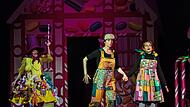 Kunterbunte Märchenoper: Probenszene aus Engelbert Humperdincks „Hänsel und Gretel“ im Globe Coburg mit Dirk Mestmacher als Hexe, Emily Lorini als Hänsel und Francesca Paratore als Gretel (von links).