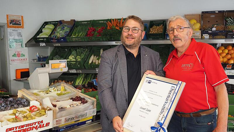 Zum 75-j&auml;hrigen Bestehen der Firma Josef Zettl &uuml;berreicht Bj&ouml;rn Cukrowski (links) von der IHK zu Coburg eine Ehrenurkunde an Seniorchef Josef Zettl.