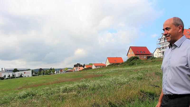 Die Stadt bem&uuml;he sich seit langem um einen modernen Einkaufsmarkt, sagt B&uuml;rgermeister Johannes Krapp (im Bild). Das Plangebiet f&uuml;r den Edeka-Markt schlie&szlig;t an das Gel&auml;nde der Feuerwehr (im Bild hinten links) an.