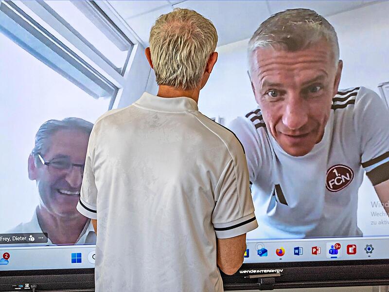 Horst Derra kennt ihn persönlich und hat schon mit ihm zusammengespielt: Marek Mintál im Video-Call. Links im Bild: Dieter Frey, Ex-Bundesligaspieler und jetziger Leiter des Nachwuchsleistungszentrums des FC Nürnberg. Horst Derra kennt ihn persönlich und hat schon mit ihm zusammengespielt: Marek Mintál im Video-Call. Links im Bild: Dieter Frey, Ex-Bundesligaspieler und jetziger Leiter des Nachwuchsleistungszentrums des FC Nürnberg.