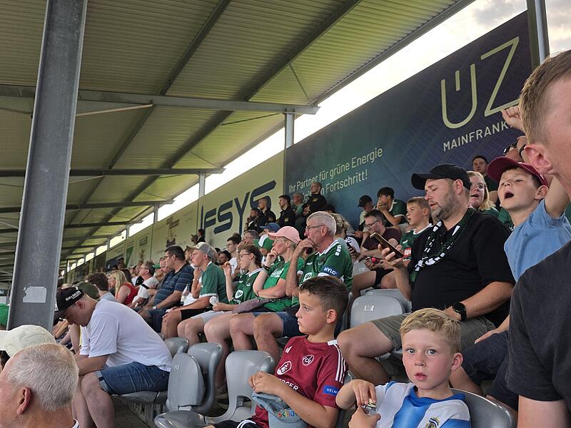 Sie fielen kaum auf: Sichtbar waren am Spielabend nur wenige der vielen Polizisten im und ums Stadion herum. Sie fielen kaum auf: Sichtbar waren am Spielabend nur wenige der vielen Polizisten im und ums Stadion herum.