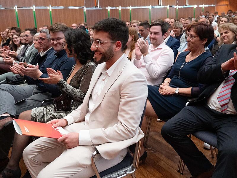Syrischer Student in Coburg: Top-Leistungen und Ehrenämter Syrischer Student in Coburg: Top-Leistungen und Ehrenämter