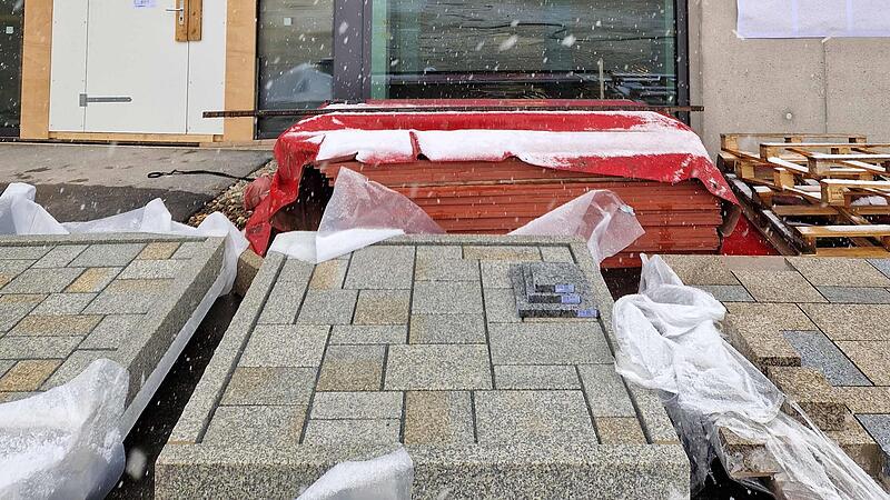 Das graue Pflaster in der Mitte mit den kleinen gelben Einsprengseln soll um das Globe-Theater verwendet werden. Auch das Verlegemuster wird so verwirklicht. Seitlich daneben liegen Pflastersteine, die von den Coburger Stadträten abgelehnt wurden. Das graue Pflaster in der Mitte mit den kleinen gelben Einsprengseln soll um das Globe-Theater verwendet werden. Auch das Verlegemuster wird so verwirklicht. Seitlich daneben liegen Pflastersteine, die von den Coburger Stadträten abgelehnt wurden.