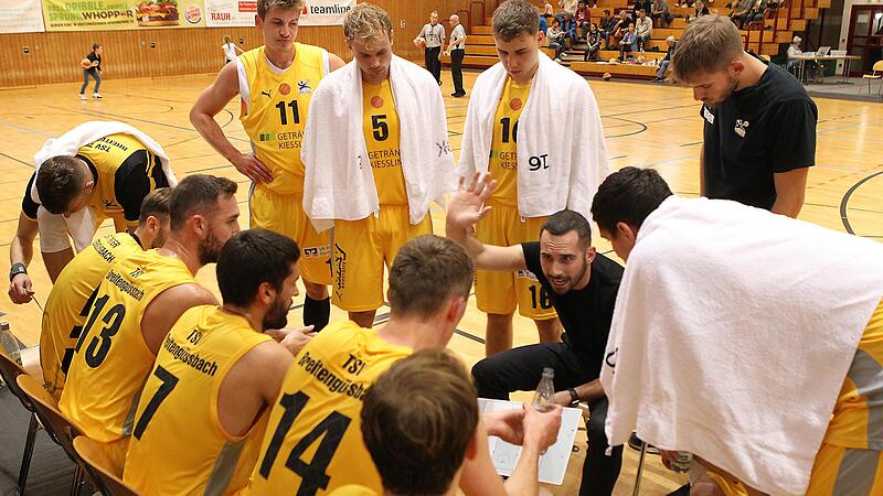 Trainer Mark V&ouml;lkl bespricht sich in einer Auszeit mit seinem Team.
