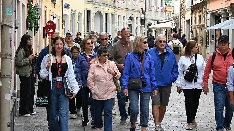 Auf dem Weg durch die Sandstra&szlig;e Richtung Schlenkerla, erz&auml;hle ich den Touristen alles was sie zum Thema Brauereien und Bier in Bamberg wissen m&uuml;ssen.